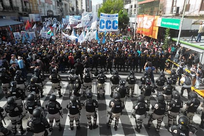 Los efectivos policiales se enfrentan a los manifestantes en la Ciudad.