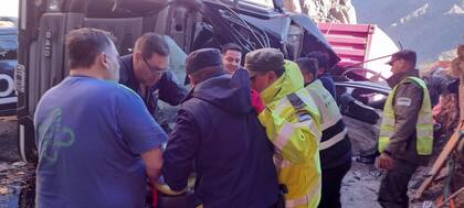 Los efectivos trabajan en el lugar para retirar a los vehículos afectados.