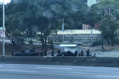 Los efectivos venezolanos que rodean esta mañana la casa de Guaidó