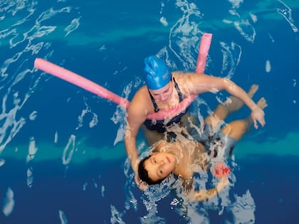 Los ejercicios acuáticos pueden realizarlos personas de todas las edades. Dado su bajo impacto, es ideal para adultos mayores y aquellos en rehabilitación