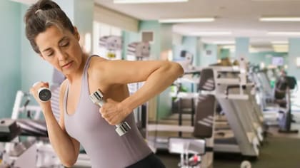 Los ejercicios de fuerza con pesas son clave para mantener la masa muscular
