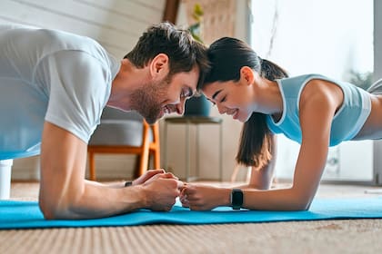 Los ejercicios isométricos son eficaces para mejorar la fuerza en posiciones fijas específicas y tienen la capacidad de activar músculos o grupos musculares definidos