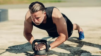 Los ejercicios isométricos son posturas que se mantienen durante al menos 30 segundos y que se pueden realizar en casa y sin equipamiento