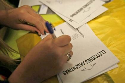 Los electores deben elegir entre 27 fórmulas presidenciales