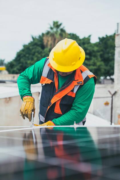 Los electricistas que saben instalar es solares, cargadores de autos eléctricos o sistemas inteligentes tienen más oportunidades y salarios más altos