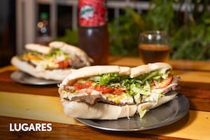 Los Eléctricos se luce con su sándwich de milanesa.