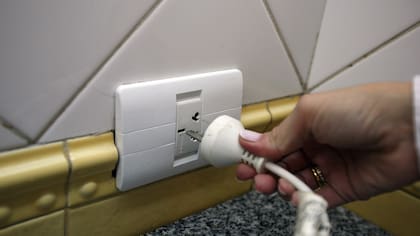 Los electrodomésticos consumen aun cuando estén apagados, por lo que la mejor recomendación es desenchufarlos