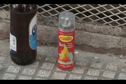 Los elementos confiscados al hombre detenido: un aerosol y una botella de cerveza.