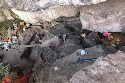 El equipo de la CBBS en plena investigación de los artefactos de caza de más de 6500 años que encontraron en una cueva de Texas