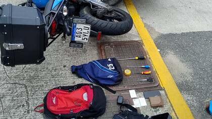 Los elementos secuestrados a los tres sospechosos chilenos que quisieron huir de la Policía de la Ciudad en un coche robado