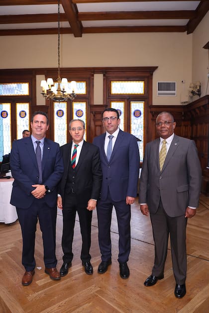 Los embajadores Fares Yassir y Daniel M. Cibamguk reciben a sus pares de Uruguay, Diego Cánepa Baccino, y Ramzi Teymurov, de Azerbaiyán