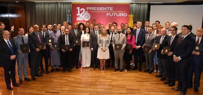 Los embajadores que recibieron el carnet de socios honorarios del ACA