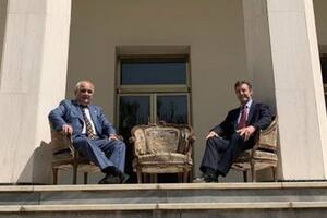 Los embajadores ruso y británico en la sede de Rusia en Irán.