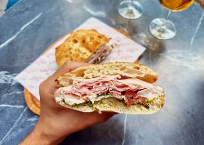 Los embutidos como el pavo, el jamón y el rosbif tienen alrededor de 1,5 g de sal por porción, mientras que dos rebanadas de pan integral pueden aportar otros 0,6 g