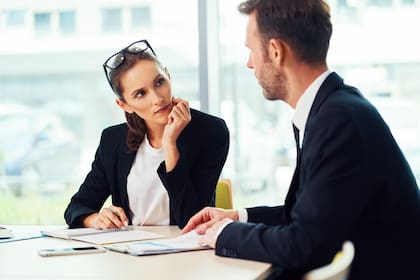 Los empleadores requieren para el nivel de entrada una experiencia de entre tres y cuatro años. Los postulantes suponen que deben certificar estudios, no tener experiencia