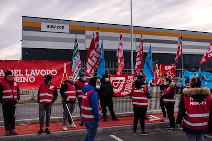 Los empleados de Amazon se manifiestan por mejores condiciones de trabajo frente a las instalaciones de la empresa en Brandizzo, cerca de Turín, Italia, el 22 de marzo de 2021