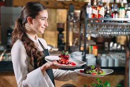 Los empleados de ciertas cadenas de comidas tienen un salario mínimo diferenciado