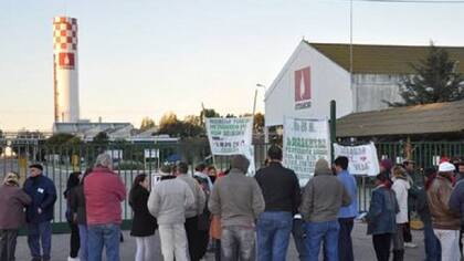 Los empleados de de las plantas de Munro y Baradero de Atanor se enteraron por carteles que fueron despedidos