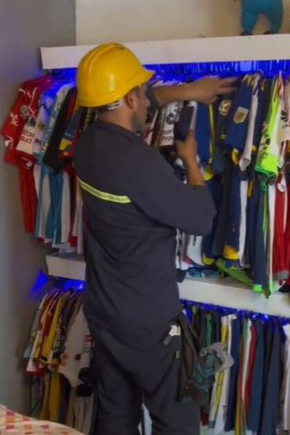Los empleados de la compañía de cable sacaron fotos a la colección de camisetas con la que se encontraron en la casa de un cliente de la empresa