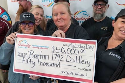 Los empleados de la destilería mostraron el boleto ganador de Powerball