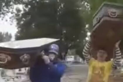 Los empleados de la necrópolis debieron pagar un precio muy caro por su broma viral