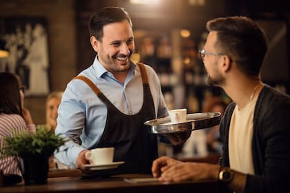 Los empleados de restaurantes de comida rápida cuentan con un sueldo base superior al establecido por la ley