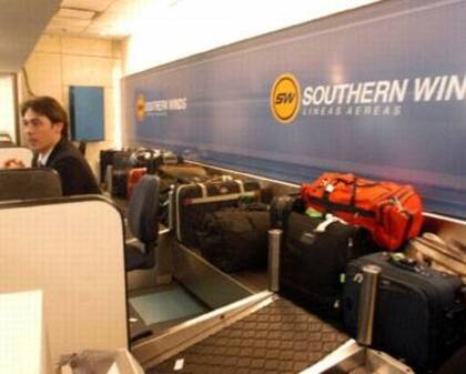 Los empleados de Southern Winds paralizaron ayer los vuelos de la empresa, en Aeroparque, en reclamo del pago de los salarios de junio