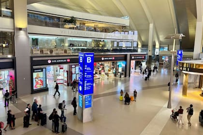 Los empleados del Aeropuerto Internacional de Los Ángeles percibirían el aumento del salario mínimo