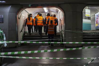 Los empleados del metro de París caminan en un corredor de una estación el lunes 9 de diciembre de 2019. Los viajeros de París se desplazaron a trabajar hoy a través de atascos excepcionales, mientras las huelgas para preservar los derechos de jubilación interrumpieron los trenes y el metro por quin