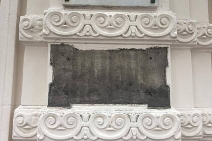 Los empleados del Tortoni subieron a las redes la foto del hueco que dejó el robo de la placa fundacional, y expresaron "un dolor inmenso" a causa del hurto