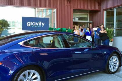 Los empleados le regalaron un auto Tesla al empresario para agradecerle por la forma en que maneja la compañía