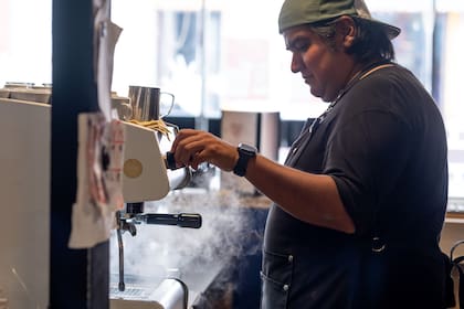 Los empleados preparan café y licuados; la cafetería también ofrece facturas y tostados