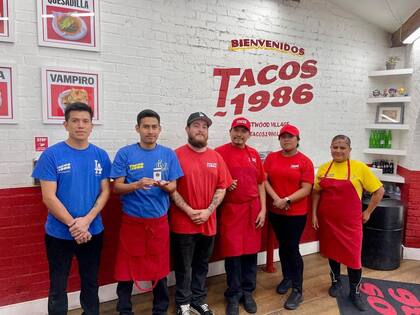 Los empleados que asistieron a Joe Biden en su visita al restaurante de comida mexicana, Tacos 1986, en Los Ángeles, California