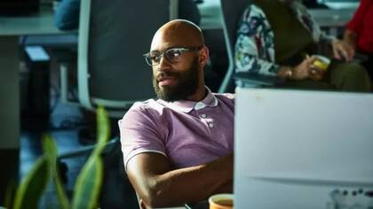 Los empleados que pertenecen a minorías pueden verse afectados específicamente por diferentes estándares sobre cómo expresar emociones en el lugar de trabajo