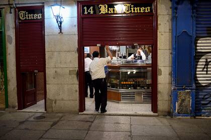 Los empleados se preparan para cerrar un bar al final de una jornada de trabajo en la Plaza Mayor de Madrid el 24 de octubre de 2020