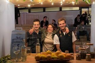 Su abuelo trajo la fórmula de un gin y ellos lo fabrican en un campo