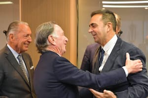 Los empresarios Daniel Funes de Rioja y Gustavo Weiss con el secretario de Trabajo, Julio Cordero