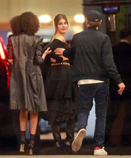 Los enamorados al salir del cumpleaños que se celebró en los estudios de televisión The Lot, en West Hollywood. FOTO: Grosby