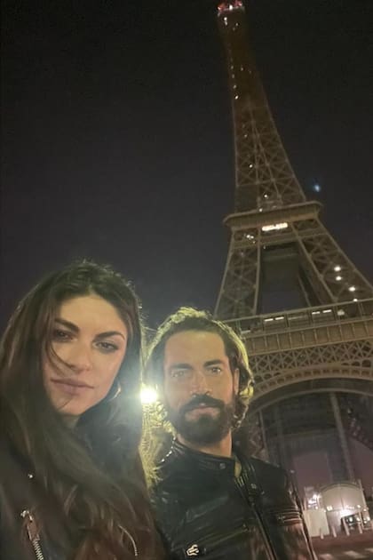 Los enamorados durante una escapada romántica a París.