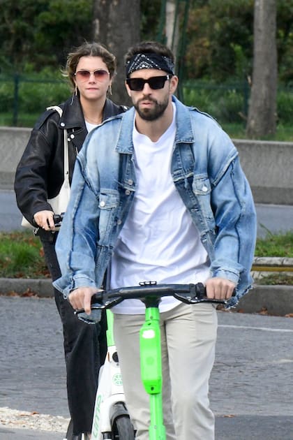 Los enamorados fueron vistos en París paseando en monopatines eléctricos con un par de amigos