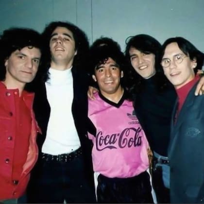 Los Enanitos Verdes, cuando ya eran una banda reconocida y se daban el lujo de fotografiarse con Diego Maradona