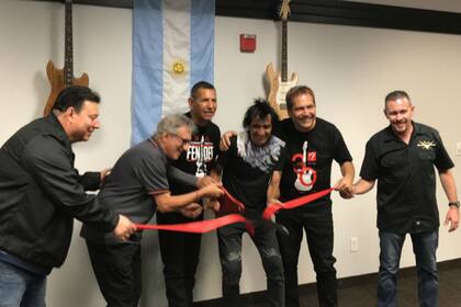 Los enanitos verdes, quienes siempre brindan shows en el Wine Rock de Mendoza, aquí en la fábrica de Fender en Corona, California; se trata de la primera vez que nombran a una sala de su fábrica con el nombre de una banda latinoamericana