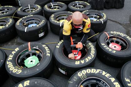 Los encargados de realizar as tareas de control de presión de los neumáticos, cumplen con las medidas que impulso el NASCAR, con utilización de barbijos y distanciamiento social 