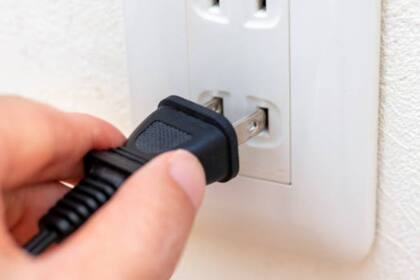 Los enchufes que tienen dos orificios son del tipo A y fueron patentados en 1904 por Harvey Hubbell II, inventor del primer enchufe eléctrico desmontable (Foto Pexels)