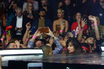 ¿Los encuentra en la multitud? Orlando Bloom y Katy Perry no se quisieron perder el debut de Lady Gaga