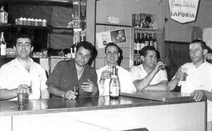 Los encuentros en la barra eran una característica de la pizzería