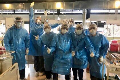 Los enfermeros se escriben el nombre en el traje para que los pacientes los reconozcan