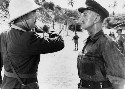 Los enfrentamientos entre el Coronel Saito (Sessue Hayakawa) y el Coronel Nicholson (Alec Guinness) ofrecen los momentos más intensos de la película