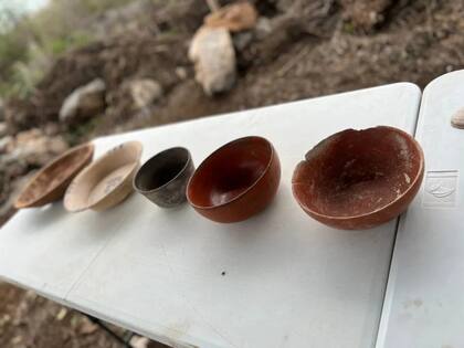 Los entierros descubiertos se encontraron elementos como: vasijas, collares, pendientes y herramientas de obsidiana
