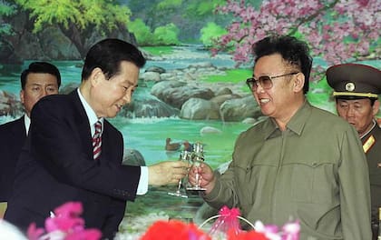 Los entonces líderes de Corea del Sur y del Norte, Kim Dae-jung y Kim Jong-il, prometieron reunificar la península en la histórica cumbre del año 2000.